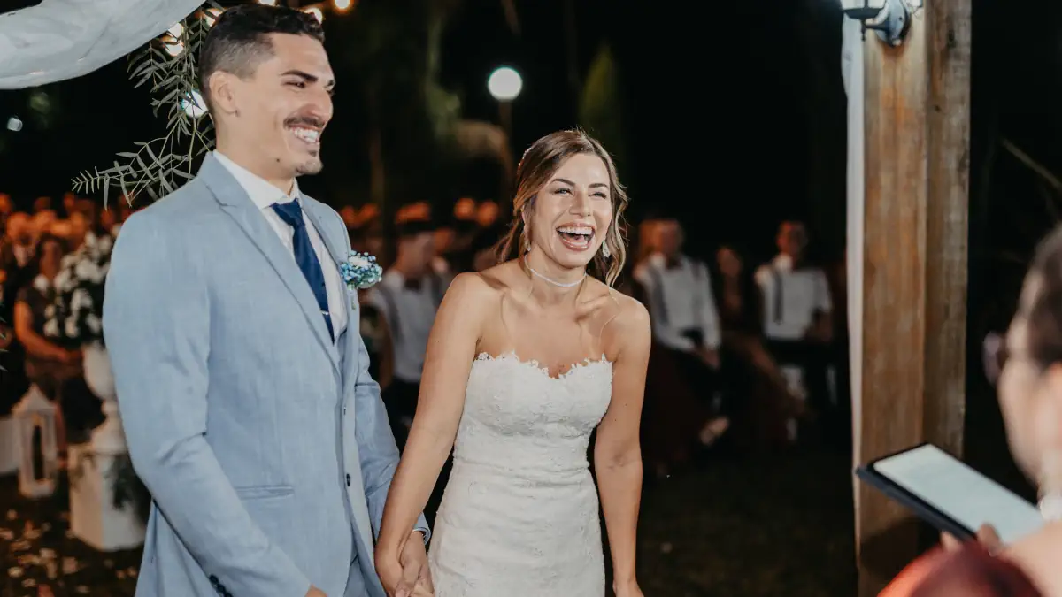 Pareja sonriente durante una ceremonia laica al aire libre en Lima