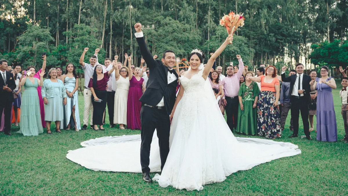 Pareja de diferentes orígenes unida en una ceremonia humanista al aire libre en Perú