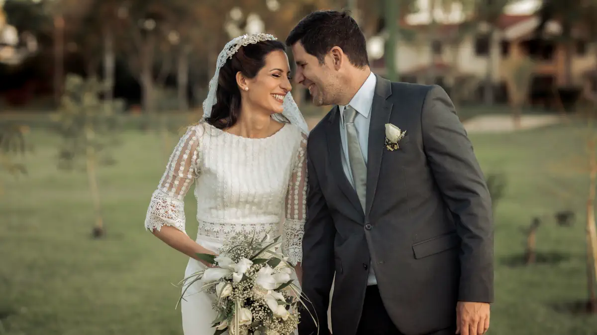 Oficiante de bodas profesional dirigiendo una ceremonia personalizada en un jardín de Lima
